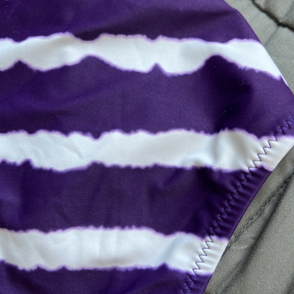 Purple and white bikini - Picture 5 of 6